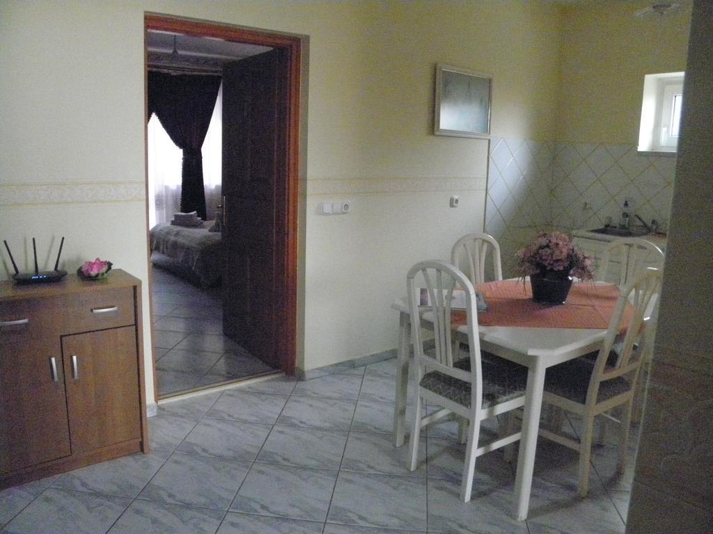 Kristaly Apartman Panzió Hévíz Kültér fotó