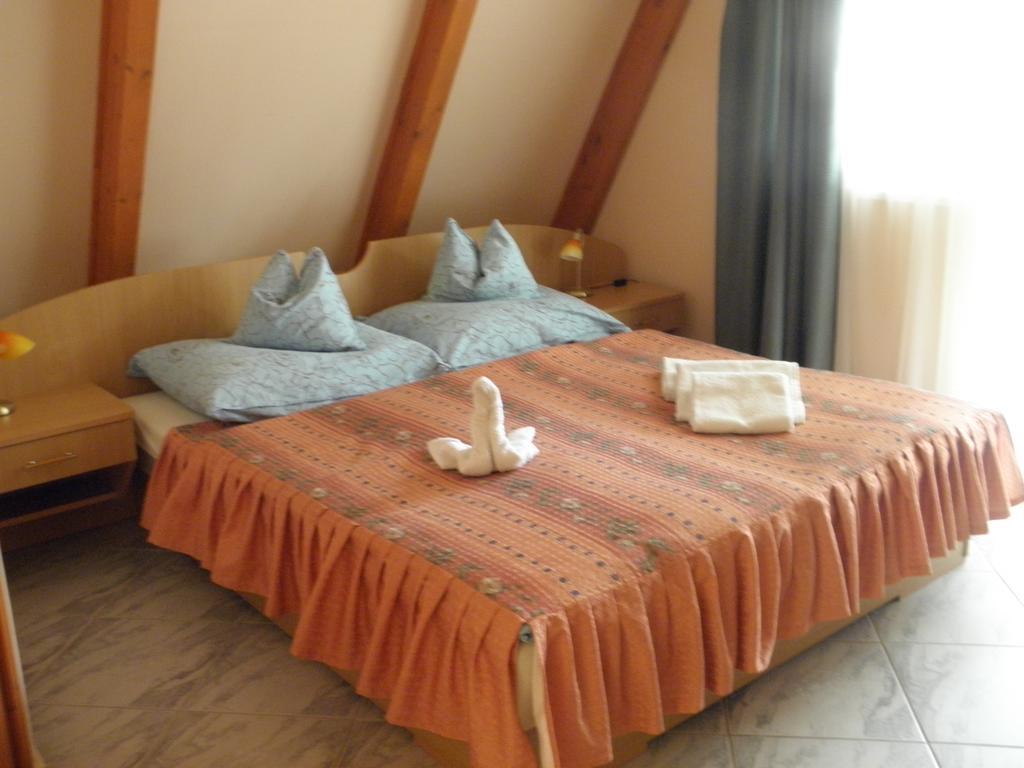 Kristaly Apartman Panzió Hévíz Kültér fotó